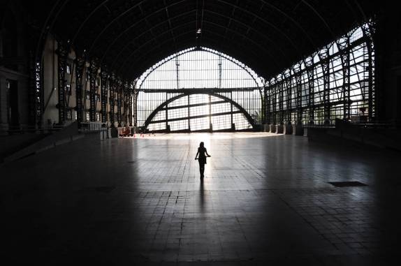 caminhando na estação Mapocho, antiga estação de trens de Santiago, hoje transformada em grande espaço de eventos, no Chile